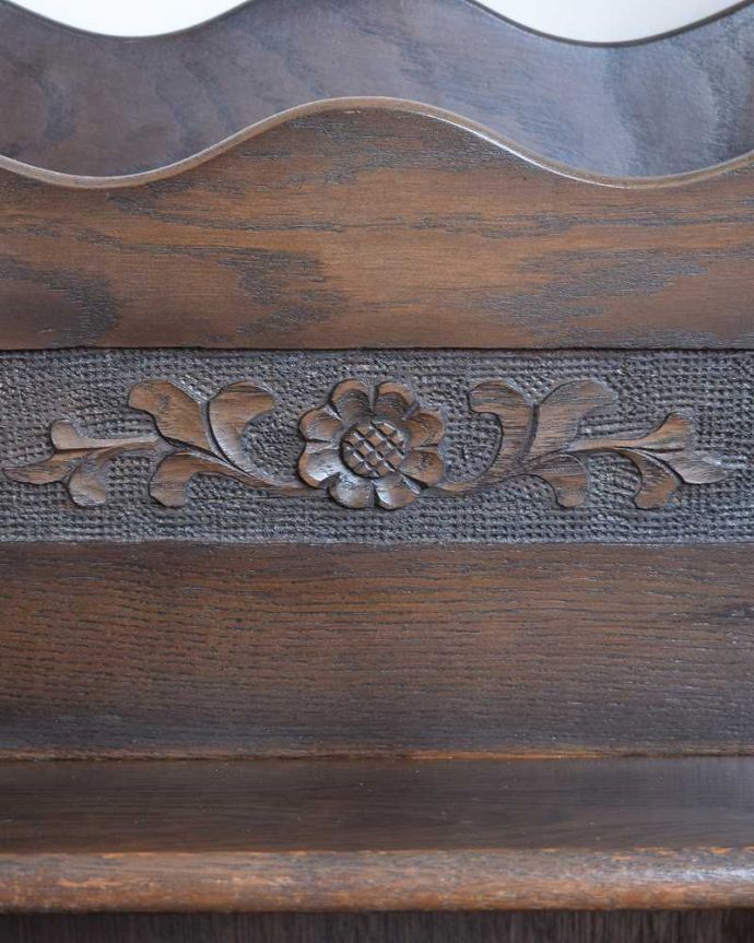 アンティークのキャビネット　アンティーク家具　お花の彫刻が華やかな英国アンティークマガジンラック（持ち手付き）。いろんな場所にこだわり彫のデザインもいろいろです。(j-2347-f)