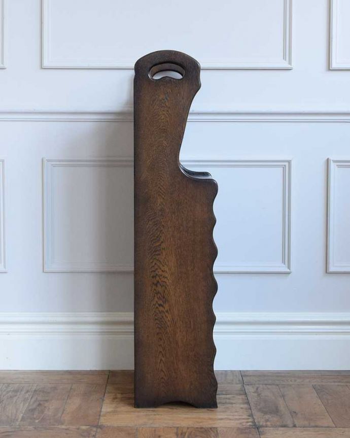 アンティークのキャビネット　アンティーク家具　お花の彫刻が華やかな英国アンティークマガジンラック（持ち手付き）。横から見ても素敵なんですしっかり修復してあるのでどんな場所に置いて見てもらってもカッコいいです。(j-2347-f)