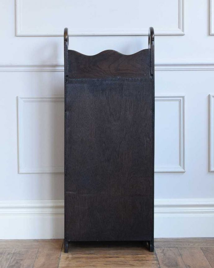 アンティークのキャビネット　アンティーク家具　お花の彫刻が華やかな英国アンティークマガジンラック（持ち手付き）。後ろ姿も見てください。(j-2347-f)