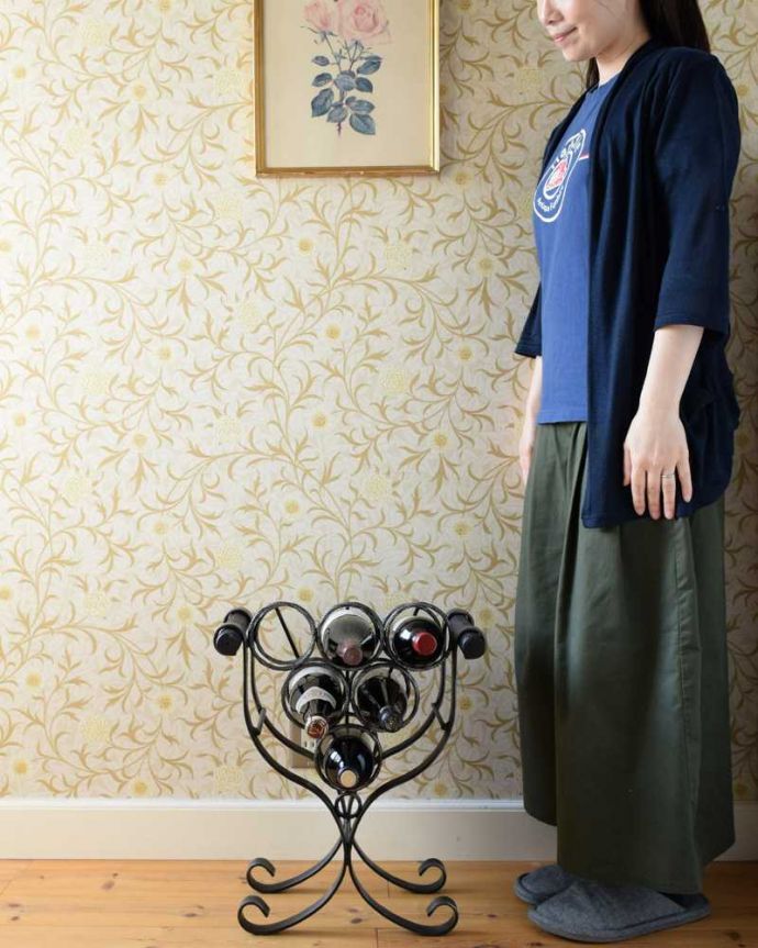 めずらしい家具 アンティーク家具 持ち運びもしやすいフランスからのアンティークマガジンラック(ワインラック)。優雅な気分にしてくれるアイアンのワインラックどこにでも置けるコンパクトサイズのワインラック。(j-2349-f)