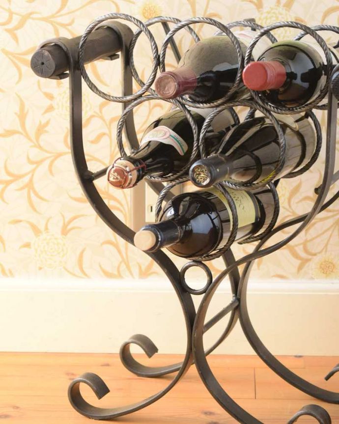 めずらしい家具 アンティーク家具 持ち運びもしやすいフランスからのアンティークマガジンラック(ワインラック)。丸い輪の部分にボトルがピッタリ!ワインを飲む方も飲まない方も、お洒落なデザインのワインラックがお部屋の中にあるだけで、なんだかワクワクです。(j-2349-f)