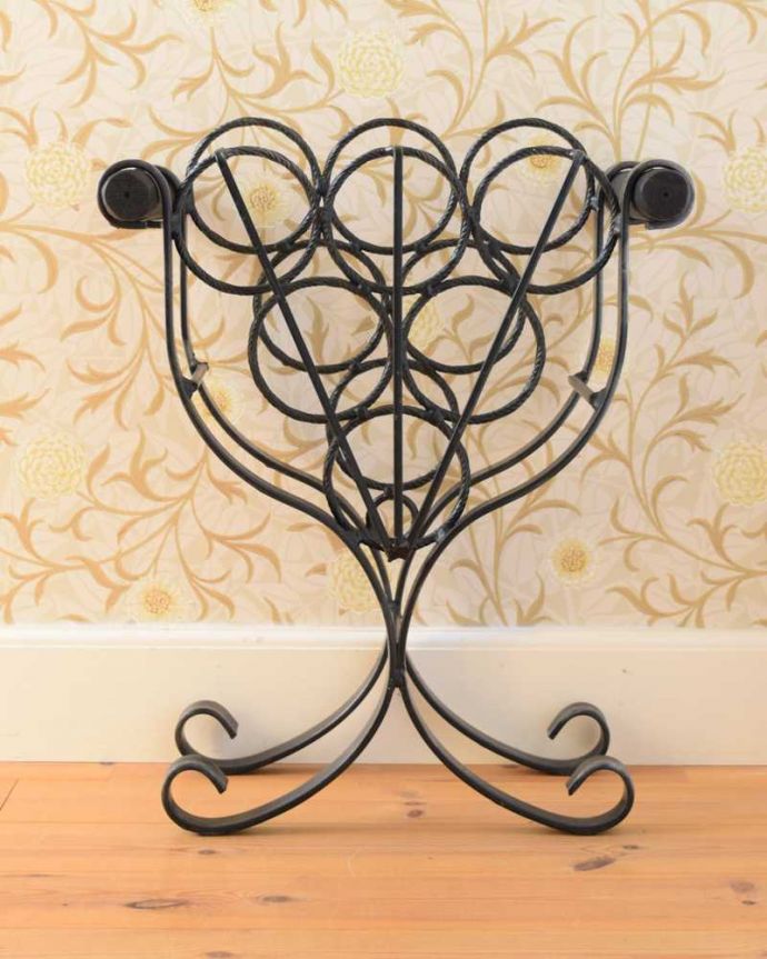 めずらしい家具 アンティーク家具 持ち運びもしやすいフランスからのアンティークマガジンラック(ワインラック)。後ろ姿も見て下さい。(j-2349-f)