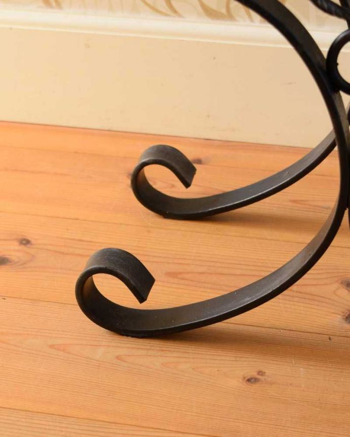 めずらしい家具 アンティーク家具 持ち運びもしやすいフランスからのアンティークマガジンラック(ワインラック)。持ち上げなくても移動ラクラクHandleのアンティーク家具の足の裏にはフェルトキーパーをお付けしています。(j-2349-f)