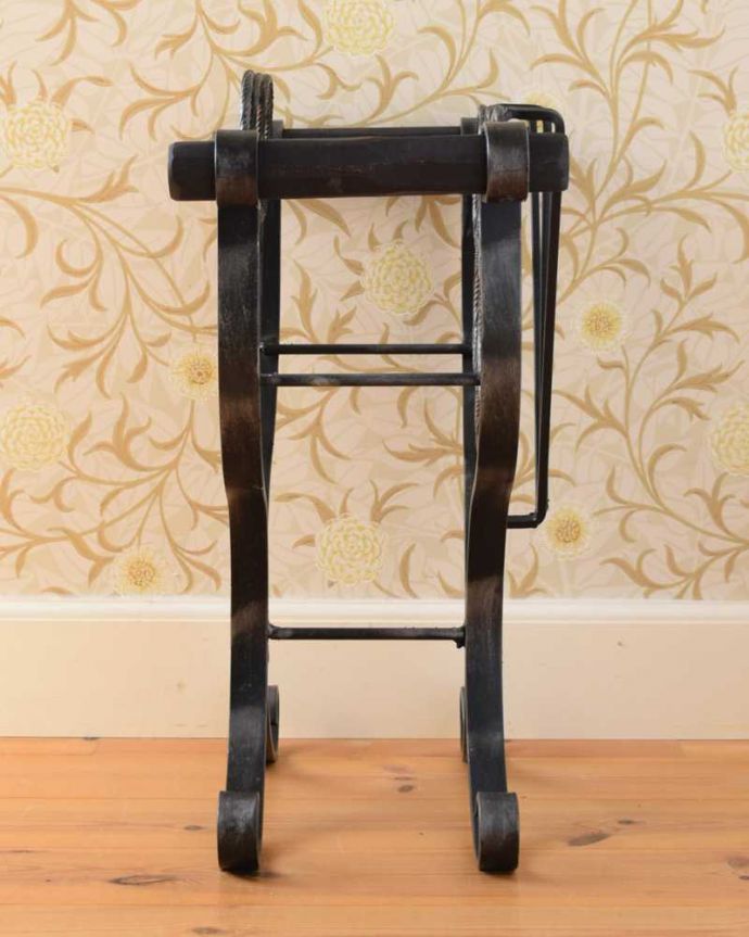 めずらしい家具 アンティーク家具 持ち運びもしやすいフランスからのアンティークマガジンラック(ワインラック)。横から見てもキレイですもちろん、横顔だってキレイ!どこから見ても絵になります。(j-2349-f)