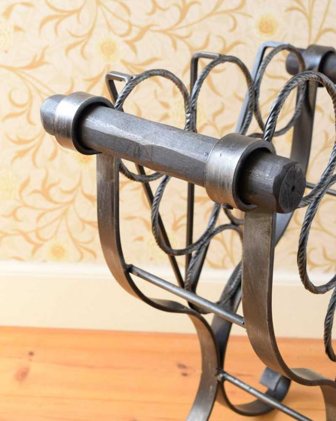 めずらしい家具 アンティーク家具 持ち運びもしやすいフランスからのアンティークマガジンラック(ワインラック)。持ち手が付いています取っ手もアンティークらしいデザイン。(j-2349-f)