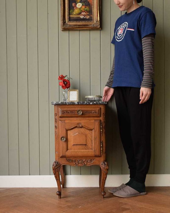 アンティークのキャビネット　アンティーク家具　豪華な彫のフランスのアンティーク家具、大理石天板のナイトテーブル（キャビネット） 。アンティークらしさがキュッと詰めこまれたキャビネットどんな場所にも置けるコンパクトなサイズの中に、アンティークらしい風格がたっぷる感じられる小さなキャビネットは、初めてアンティークにチャレンジする方にもおススメです。(j-2350-f)