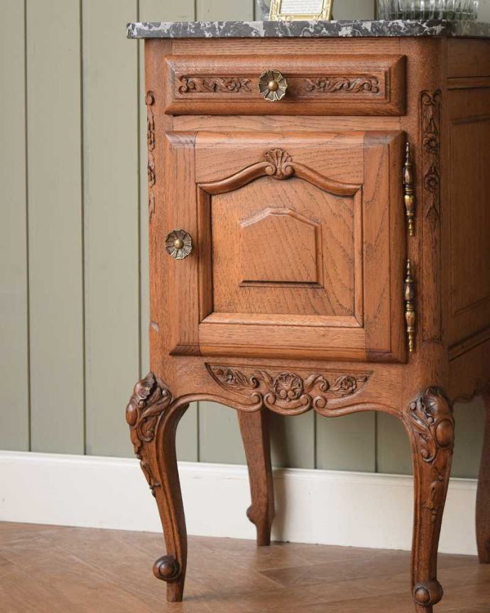 アンティークのキャビネット　アンティーク家具　豪華な彫のフランスのアンティーク家具、大理石天板のナイトテーブル（キャビネット） 。フランスらしい彫の美しさが自慢コンパクトな扉面には驚くほど細かい彫。(j-2350-f)
