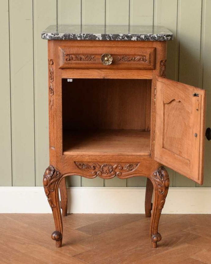 アンティークのキャビネット　アンティーク家具　豪華な彫のフランスのアンティーク家具、大理石天板のナイトテーブル（キャビネット） 。扉を開けて中を見てみると…外側はもちろん扉の中も職人がキレイに修復しました。(j-2350-f)