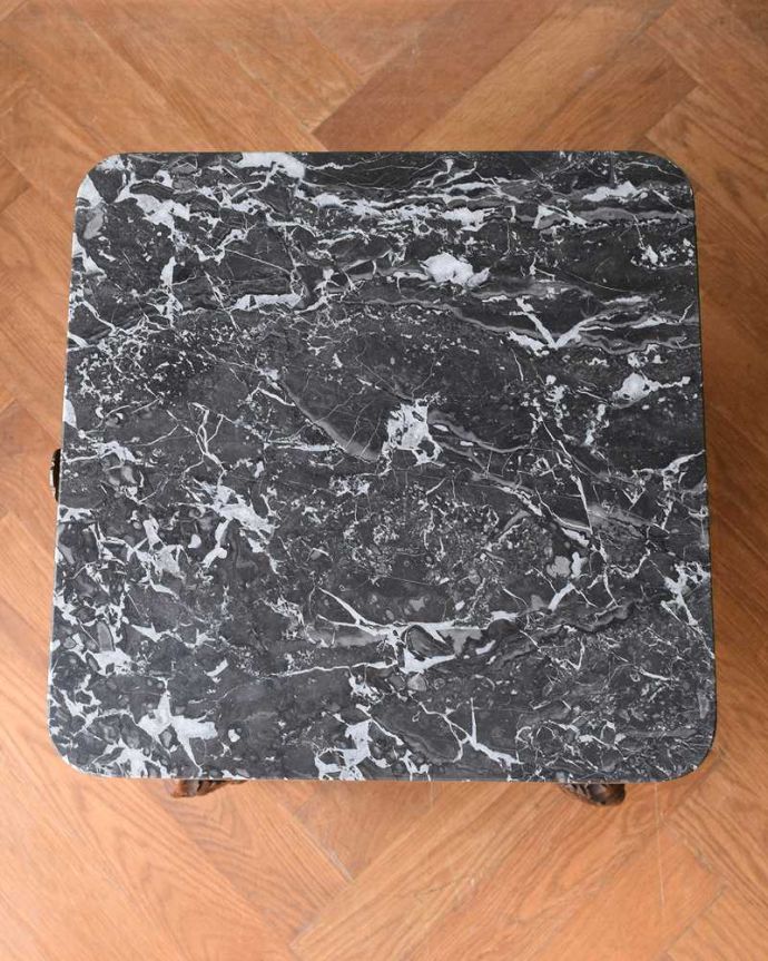 アンティークのキャビネット　アンティーク家具　豪華な彫のフランスのアンティーク家具、大理石天板のナイトテーブル（キャビネット） 。贅沢に天然大理石を使った天板上から見てみると、天板には贅沢にも天然大理石が使われています。(j-2350-f)