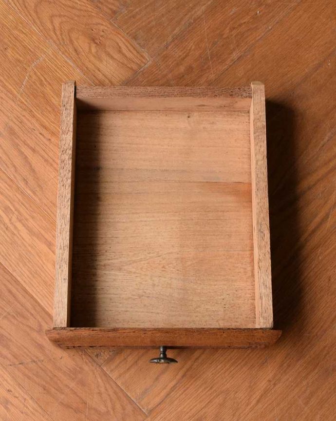 アンティークのキャビネット　アンティーク家具　豪華な彫のフランスのアンティーク家具、大理石天板のナイトテーブル（キャビネット） 。引き出しの中もキレイです。(j-2350-f)