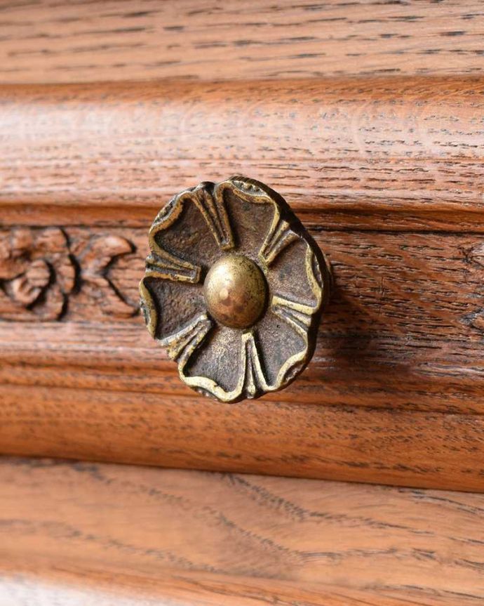 アンティークのキャビネット　アンティーク家具　豪華な彫のフランスのアンティーク家具、大理石天板のナイトテーブル（キャビネット） 。開ける度にワクワク･･･彫と取っ手がコラボした美しいデザイン。(j-2350-f)