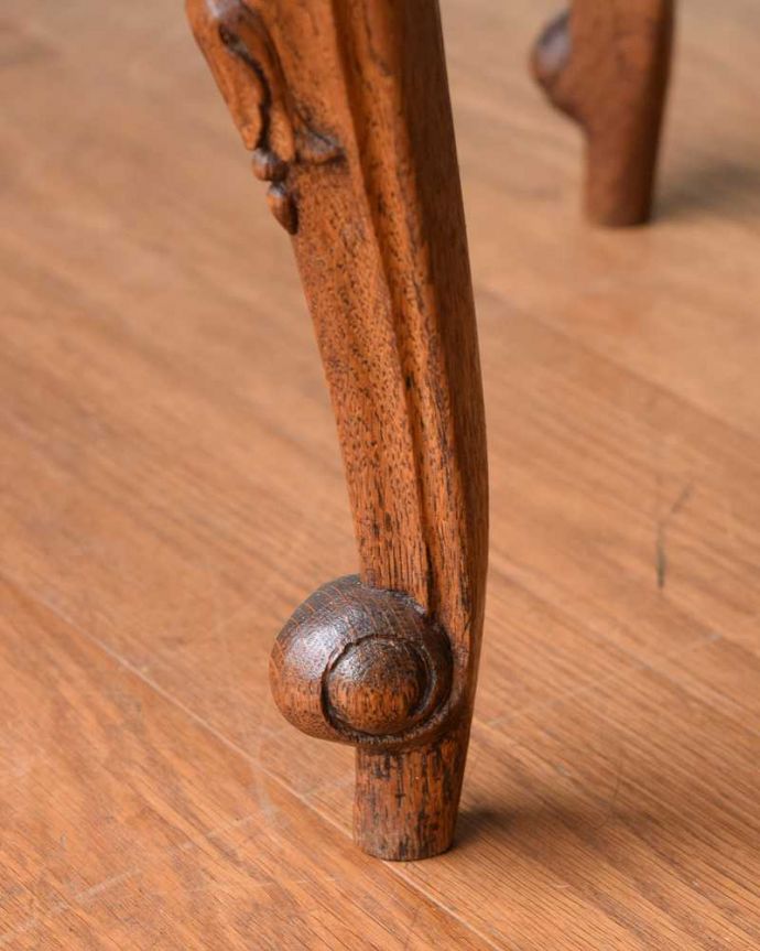 アンティークのキャビネット　アンティーク家具　豪華な彫のフランスのアンティーク家具、大理石天板のナイトテーブル（キャビネット） 。女性１人でもラクに運べちゃうヒミツHandleのアンティークは、脚の裏にフェルトキーパーをお付けしているので、床を滑らせれば女性でも移動がカンタンに出来ます！。(j-2350-f)