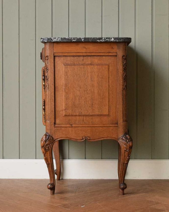 アンティークのキャビネット　アンティーク家具　豪華な彫のフランスのアンティーク家具、大理石天板のナイトテーブル（キャビネット） 。横顔だって、もちろん美しいデザインに気を使っているアンティーク家具は、正面だけじゃなく横から見られた姿も考えて作られているので、どこから見ても美しいんです。(j-2350-f)