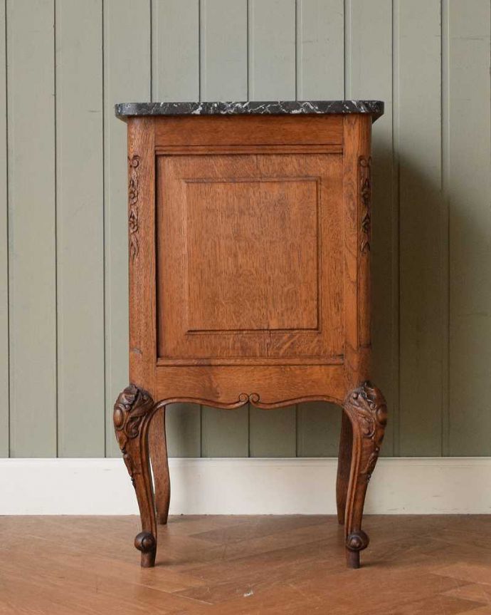 アンティークのキャビネット　アンティーク家具　豪華な彫のフランスのアンティーク家具、大理石天板のナイトテーブル（キャビネット） 。後ろ姿にも注目！アンティークは新品ではないので、経年変化によるキズはありますが、専門の職人がキレイにお直しをしているので、後ろ姿もキレイです。(j-2350-f)