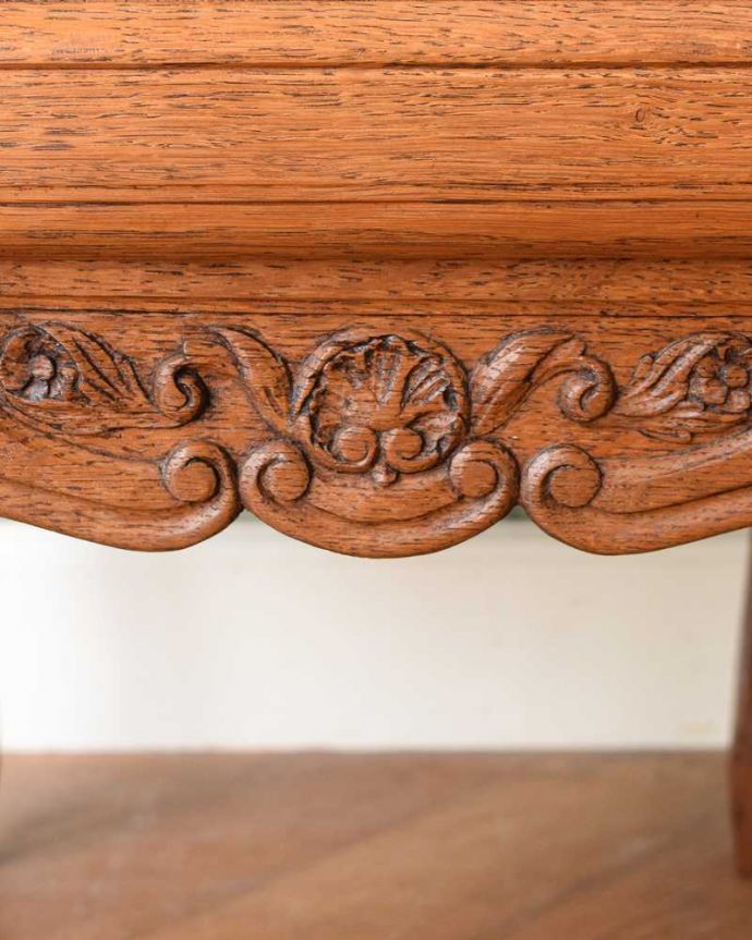 アンティークのキャビネット　アンティーク家具　豪華な彫のフランスのアンティーク家具、大理石天板のナイトテーブル（キャビネット） 。フランスらしい彫りフランスらしさの象徴とも言える、優雅な彫りの装飾。(j-2350-f)