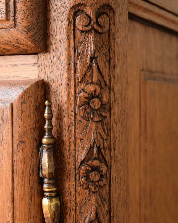 アンティークのキャビネット　アンティーク家具　豪華な彫のフランスのアンティーク家具、大理石天板のナイトテーブル（キャビネット） 。いろんな場所にこだわり彫のデザインもいろいろです。(j-2350-f)