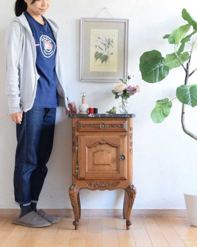 アンティークのキャビネット アンティーク家具 フランスのアンティーク家具、大理石天板のナイトテーブル(キャビネット) 。アンティークらしさがキュッと詰めこまれたキャビネットどんな場所にも置けるコンパクトなサイズの中に、アンティークらしい風格がたっぷる感じられる小さなキャビネットは、初めてアンティークにチャレンジする方にもおススメです。(j-2351-f)