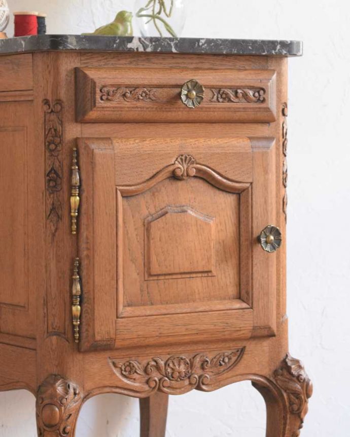 アンティークのキャビネット アンティーク家具 フランスのアンティーク家具、大理石天板のナイトテーブル(キャビネット) 。フランスらしい彫の美しさが自慢コンパクトな扉面には驚くほど細かい彫。(j-2351-f)