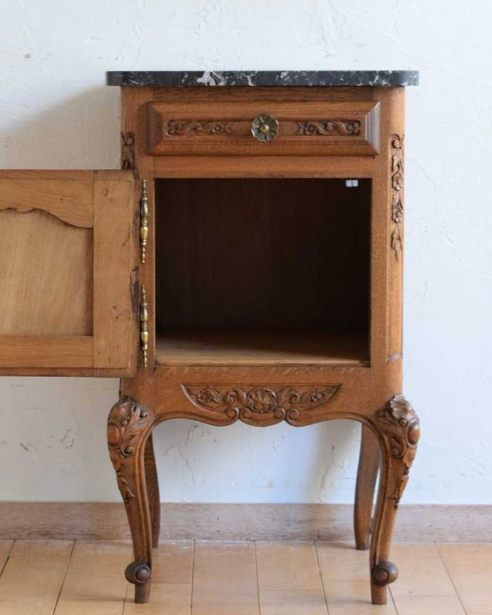 アンティークのキャビネット アンティーク家具 フランスのアンティーク家具、大理石天板のナイトテーブル(キャビネット) 。扉を開けて中を見てみると…外側はもちろん扉の中も職人がキレイに修復しました。(j-2351-f)