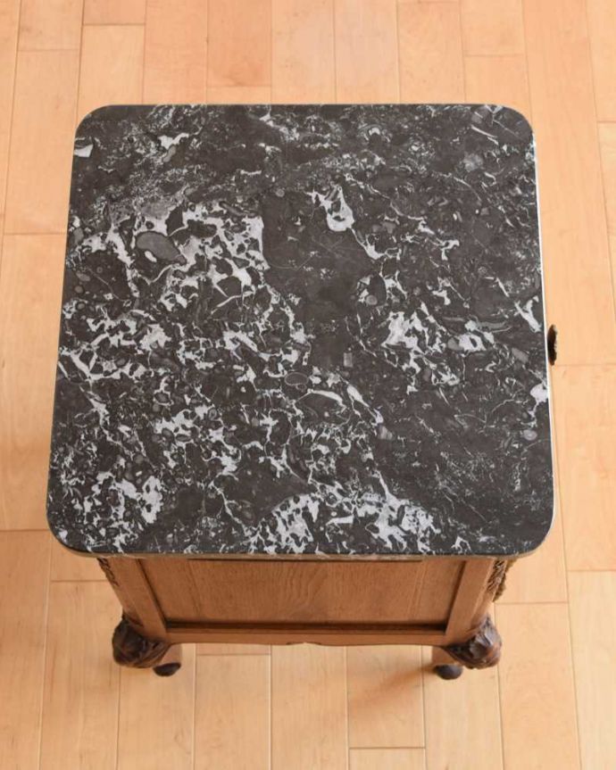 アンティークのキャビネット アンティーク家具 フランスのアンティーク家具、大理石天板のナイトテーブル(キャビネット) 。贅沢に天然大理石を使った天板上から見てみると、天板には贅沢にも天然大理石が使われています。(j-2351-f)