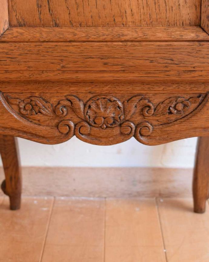 アンティークのキャビネット アンティーク家具 フランスのアンティーク家具、大理石天板のナイトテーブル(キャビネット) 。アンティークらしい彫の美しさ機械が今のように発達していない時代に、一体どうやって彫ったんだろう?と不思議になるくらい細かくて美しい彫。(j-2351-f)