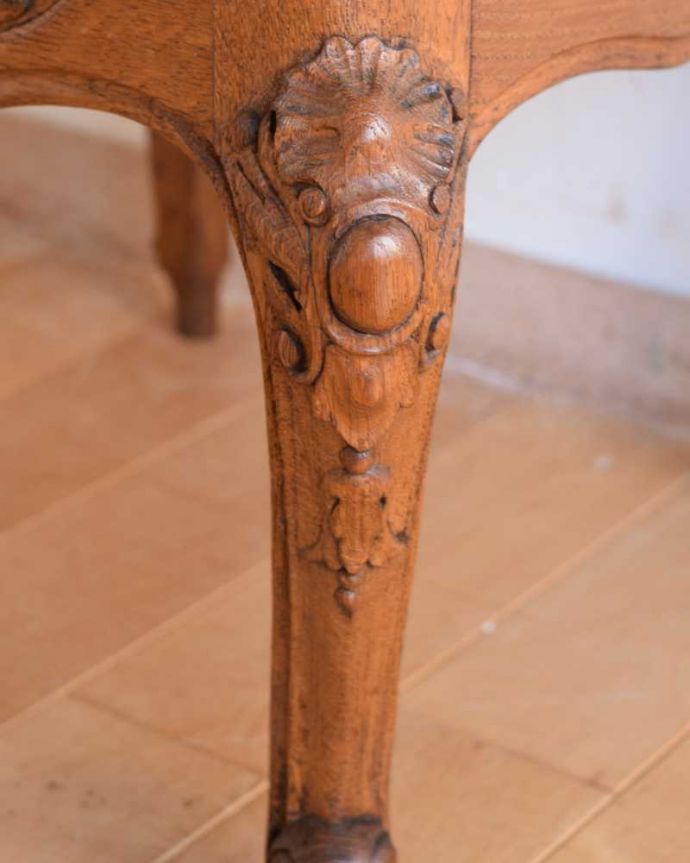 アンティークのキャビネット アンティーク家具 フランスのアンティーク家具、大理石天板のナイトテーブル(キャビネット) 。いろんな場所にこだわり彫のデザインもいろいろです。(j-2351-f)