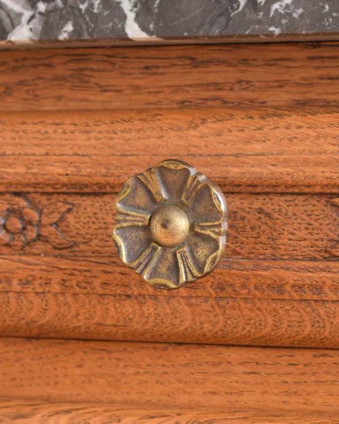 アンティークのキャビネット アンティーク家具 フランスのアンティーク家具、大理石天板のナイトテーブル(キャビネット) 。開ける度にワクワク・・・彫と取っ手がコラボした美しいデザイン。(j-2351-f)