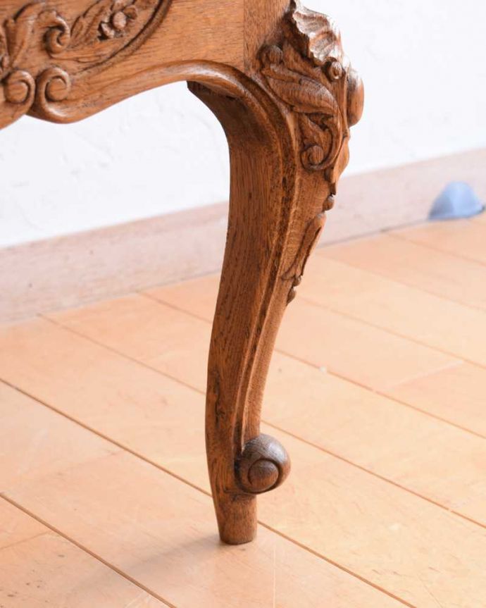 アンティークのキャビネット アンティーク家具 フランスのアンティーク家具、大理石天板のナイトテーブル(キャビネット) 。女性1人でもラクに運べちゃうヒミツHandleのアンティークは、脚の裏にフェルトキーパーをお付けしているので、床を滑らせれば女性でも移動がカンタンに出来ます!。(j-2351-f)