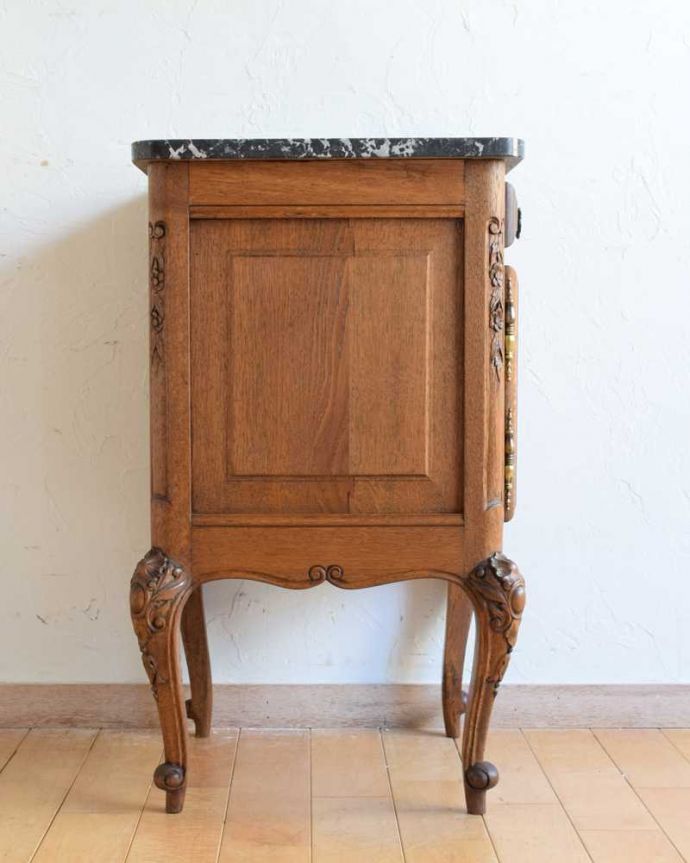 アンティークのキャビネット アンティーク家具 フランスのアンティーク家具、大理石天板のナイトテーブル(キャビネット) 。横顔だって、もちろん美しいデザインに気を使っているアンティーク家具は、正面だけじゃなく横から見られた姿も考えて作られているので、どこから見ても美しいんです。(j-2351-f)