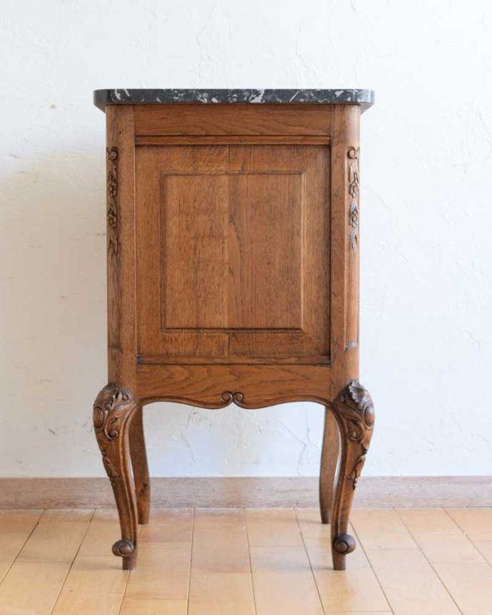 アンティークのキャビネット アンティーク家具 フランスのアンティーク家具、大理石天板のナイトテーブル(キャビネット) 。後ろ姿にも注目!アンティークは新品ではないので、経年変化によるキズはありますが、専門の職人がキレイにお直しをしているので、後ろ姿もキレイです。(j-2351-f)