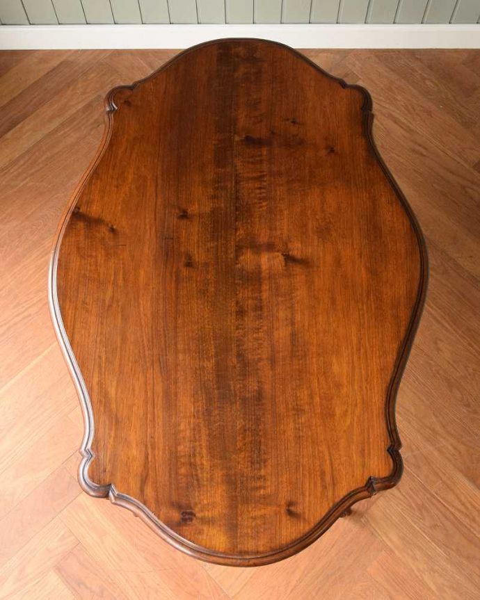 アンティークのテーブル　アンティーク家具　色も木目も美しいフランス輸入の優雅な装飾付きのアンティーク サイドテーブル。天板の形を見てみると･･･テーブルの形を上から見ると、こんな感じです。(j-2352-f)