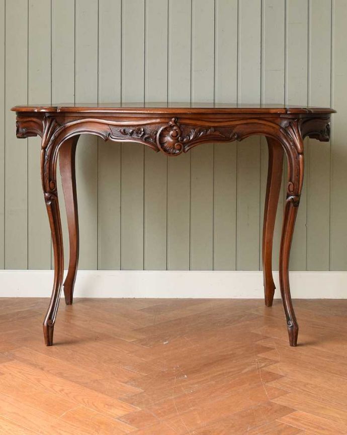 アンティークのテーブル　アンティーク家具　色も木目も美しいフランス輸入の優雅な装飾付きのアンティーク サイドテーブル。こちら側も、もちろんキレイです！アンティークは新品ではないので、もちろん経年変化によるキズはありますが、専門の職人がキレイにお直しをしているので、どの角度から見てもキレイです。(j-2352-f)