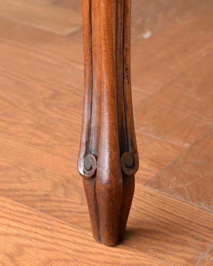 アンティークのテーブル　アンティーク家具　色も木目も美しいフランス輸入の優雅な装飾付きのアンティーク サイドテーブル。持ち上げなくても移動できます！Handleのアンティークは、脚の裏にフェルトキーパーをお付けしていますので、床を滑らせてれば移動が簡単です。(j-2352-f)