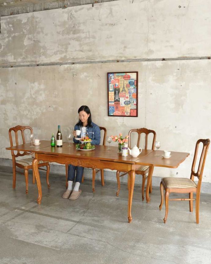 アンティークのテーブル　アンティーク家具　フランス輸入の美しいアンティーク家具、ドローリーフテーブル（伸張式ダイニングテーブル）。優雅な姿で大きく広がるテーブルフランスサイズのドローリーフテーブルは、日本より大きめのサイズが特長。(j-2353-f)