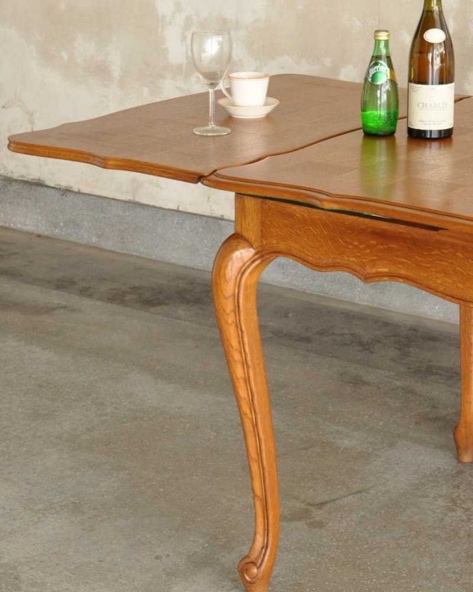 アンティークのテーブル　アンティーク家具　フランス輸入の美しいアンティーク家具、ドローリーフテーブル（伸張式ダイニングテーブル）。やっぱり脚の美しさが自慢なんです！一番最初に目に飛び込んでくるフレンチカブリオレレッグ。(j-2353-f)