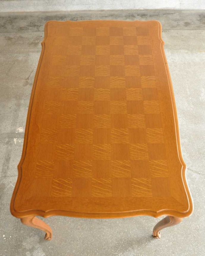 アンティークのテーブル　アンティーク家具　フランス輸入の美しいアンティーク家具、ドローリーフテーブル（伸張式ダイニングテーブル）。上から見るとこんな形リーフを開く前はこんな形です。(j-2353-f)