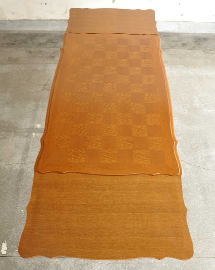 アンティークのテーブル　アンティーク家具　フランス輸入の美しいアンティーク家具、ドローリーフテーブル（伸張式ダイニングテーブル）。大きく広げてみると･･･両方のリーフを開くと、たっぷり使える天板の広さ。(j-2353-f)