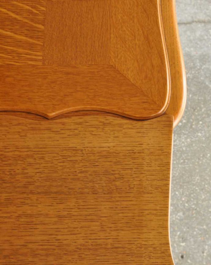 アンティークのテーブル　アンティーク家具　フランス輸入の美しいアンティーク家具、ドローリーフテーブル（伸張式ダイニングテーブル）。近づいて見てみると、さらに美しい天板の模様天板の模様だけでもステキに見えちゃうフランスらしいテーブルを使えば、毎日の食事の時間がなんだかスペシャルになります。(j-2353-f)