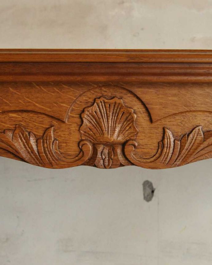 アンティークのテーブル　アンティーク家具　フランス輸入の美しいアンティーク家具、ドローリーフテーブル（伸張式ダイニングテーブル）。フランスらしい彫りフランスらしさの象徴とも言える、優雅な彫りの装飾。(j-2353-f)