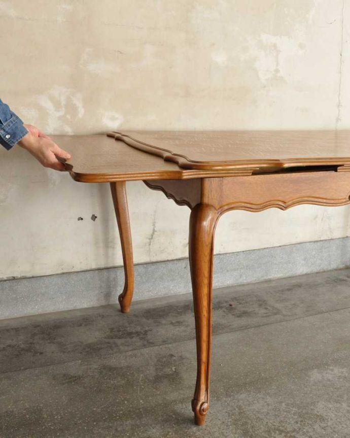 アンティークのテーブル　アンティーク家具　フランス輸入の美しいアンティーク家具、ドローリーフテーブル（伸張式ダイニングテーブル）。あっという間にサイズが変えれます。(j-2353-f)
