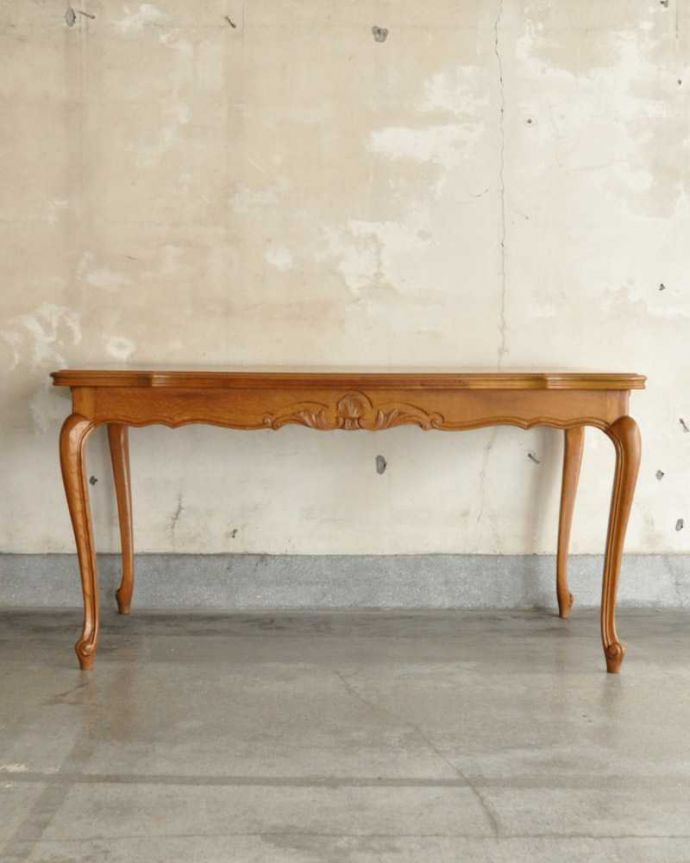 アンティークのテーブル　アンティーク家具　フランス輸入の美しいアンティーク家具、ドローリーフテーブル（伸張式ダイニングテーブル）。横から見てもステキやっぱり脚の曲線が美しい･･･みんなに自慢したくなる脚線美です。(j-2353-f)