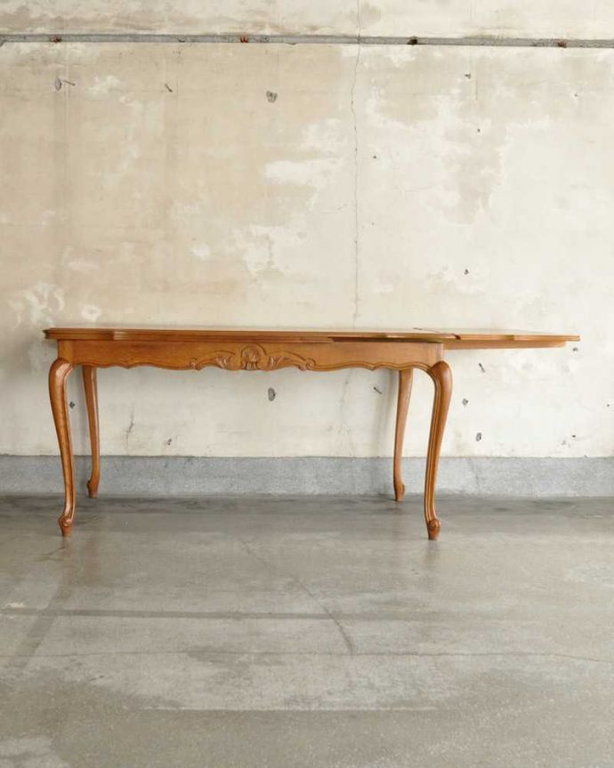 アンティークのテーブル　アンティーク家具　フランス輸入の美しいアンティーク家具、ドローリーフテーブル（伸張式ダイニングテーブル）。片方だけ開いても･･･人数に合わせて、3タイプで大きさを選べるので、片方だけ開くと、こんな感じです。(j-2353-f)