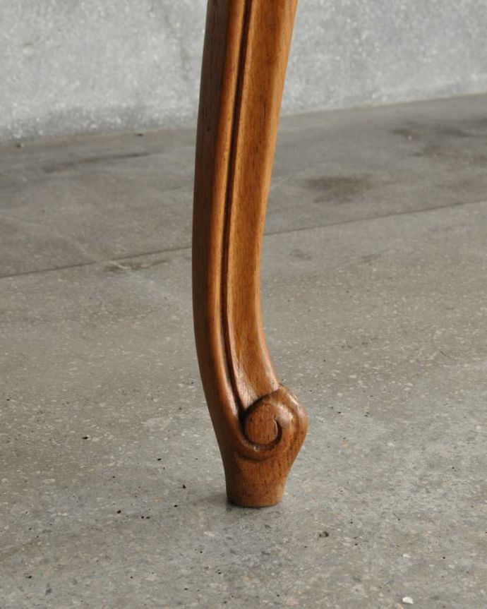 アンティークのテーブル　アンティーク家具　フランス輸入の美しいアンティーク家具、ドローリーフテーブル（伸張式ダイニングテーブル）。持ち上げなくても移動できます！Handleのアンティークは、脚の裏にフェルトキーパーをお付けしていますので、持ち上げなくても床を滑らせて移動させることが出来ます。(j-2353-f)