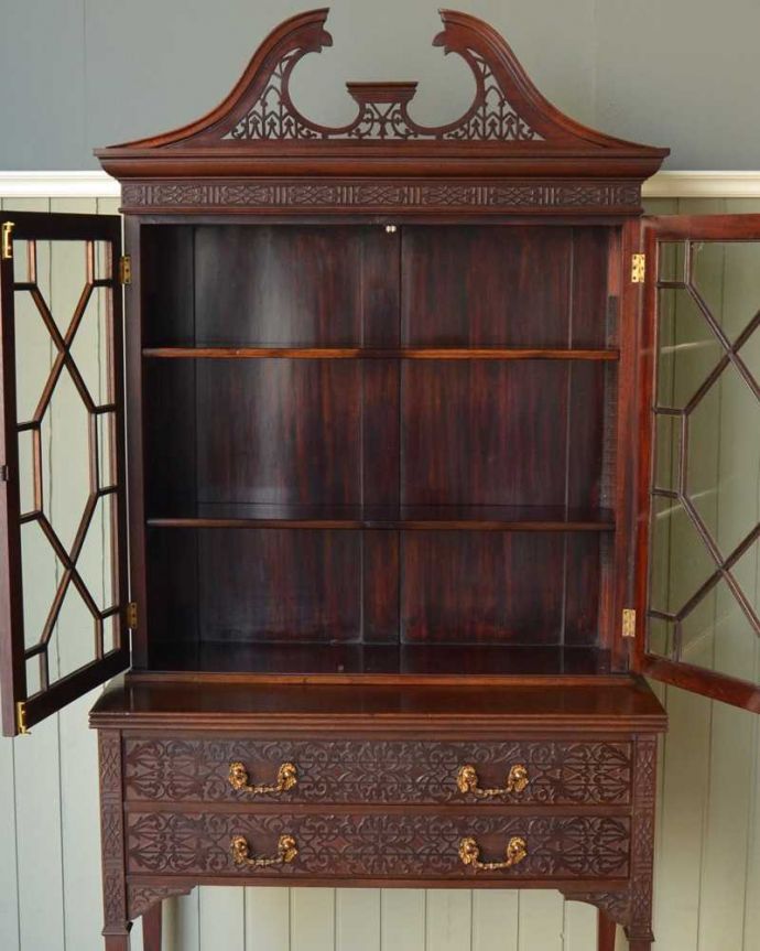 アンティークのキャビネット　アンティーク家具　シノワズリの雰囲気漂う美しいアンティークのガラスキャビネット（飾り棚）。もちろん収納もたっぷり見た目重視の家具ですが、高級なものを収納して楽しむための収納がたっぷり付いてます。(j-2354-f)