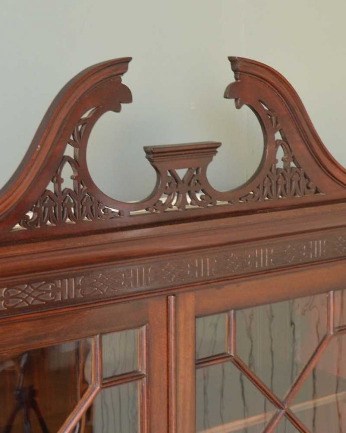 アンティークのキャビネット　アンティーク家具　シノワズリの雰囲気漂う美しいアンティークのガラスキャビネット（飾り棚）。トップには透かし彫り機械の発達していない時代に、どうやってカットしたんでしょう？美しい透かし彫りです。(j-2354-f)