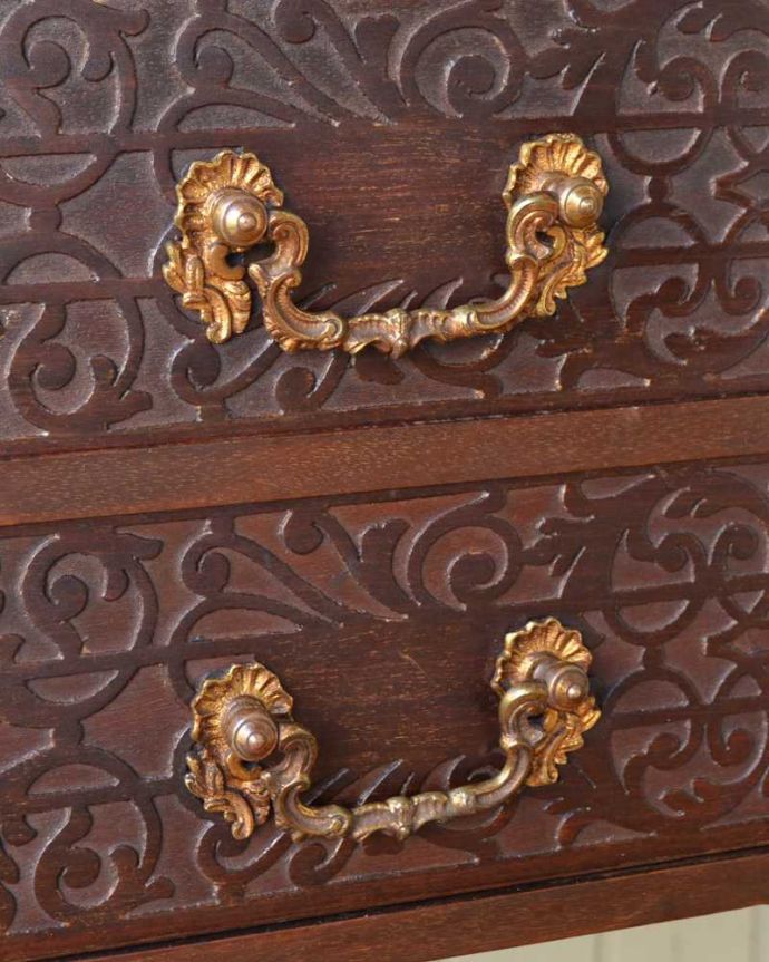 アンティークのキャビネット　アンティーク家具　シノワズリの雰囲気漂う美しいアンティークのガラスキャビネット（飾り棚）。取っ手まで美しい最上級のアンティークらしく取っ手のデザインも美しいんです。(j-2354-f)