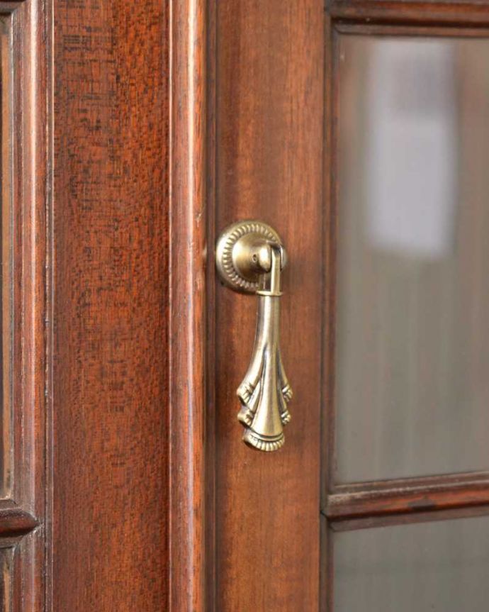 アンティークのキャビネット　アンティーク家具　シノワズリの雰囲気漂う美しいアンティークのガラスキャビネット（飾り棚）。アンティークらしい素敵な取っ手デザインが美しい取っ手。(j-2354-f)