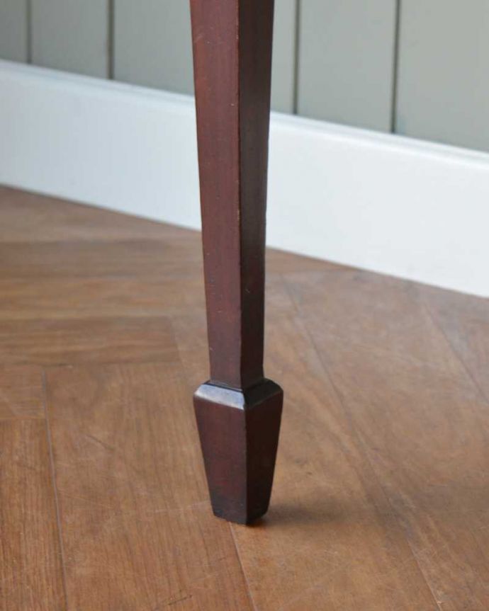 アンティークのキャビネット　アンティーク家具　シノワズリの雰囲気漂う美しいアンティークのガラスキャビネット（飾り棚）。自分で移動できますHandleのアンティーク家具の脚の裏にはフェルトをお付けしていますので、床を滑らせれば女性でも移動できます。(j-2354-f)