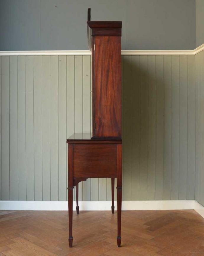 アンティークのキャビネット　アンティーク家具　シノワズリの雰囲気漂う美しいアンティークのガラスキャビネット（飾り棚）。横から見ても美しい至る所に施された装飾の美しさ。(j-2354-f)