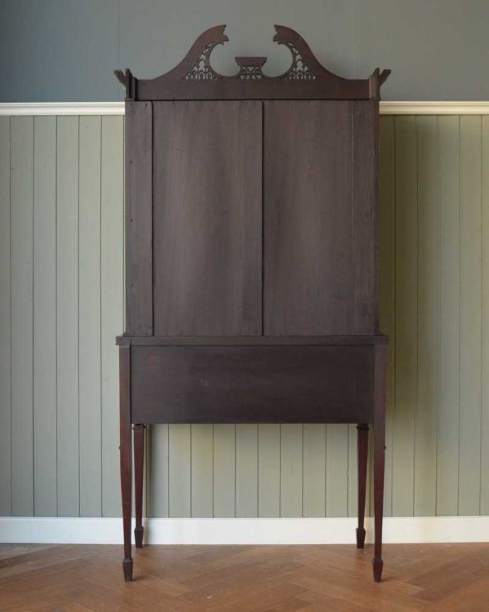 アンティークのキャビネット　アンティーク家具　シノワズリの雰囲気漂う美しいアンティークのガラスキャビネット（飾り棚）。しっかり修復しました！アンティークは新品ではないので経年変化によるキズはありますが、専門の職人がしっかり修復しました。(j-2354-f)